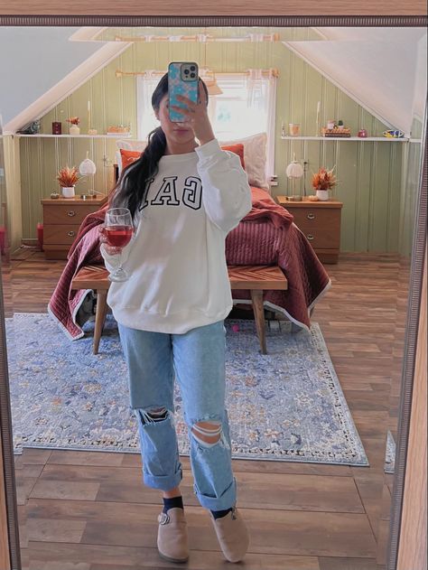 Birk clog outfit inspo, school outfits, casual everyday wear, vintage GAP sweaters * affiliate link* :) Gap Sweatshirt Outfit, Birk Clogs Outfit, Gap Sweater Outfit, Outfit Inspo School, Casual Everyday Outfits, Clog Outfit, Back To School Outfit Ideas, Clogs Outfits, School Outfit Ideas