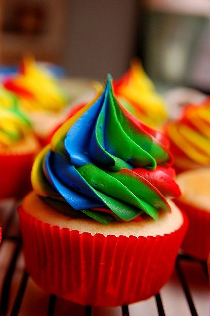 Cupcake Rainbow, Colour Mood, Rainbow Frosting, Rainbow Pictures, Fresh Fruit Recipes, Color Explosion, Rainbow Cupcakes, Rainbow Food, Life Color