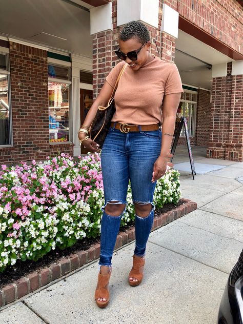 tan mock neck tee and busted knee jeans Clothing Blogs, Destroyed Denim, Outfit Details, Mock Neck, Color