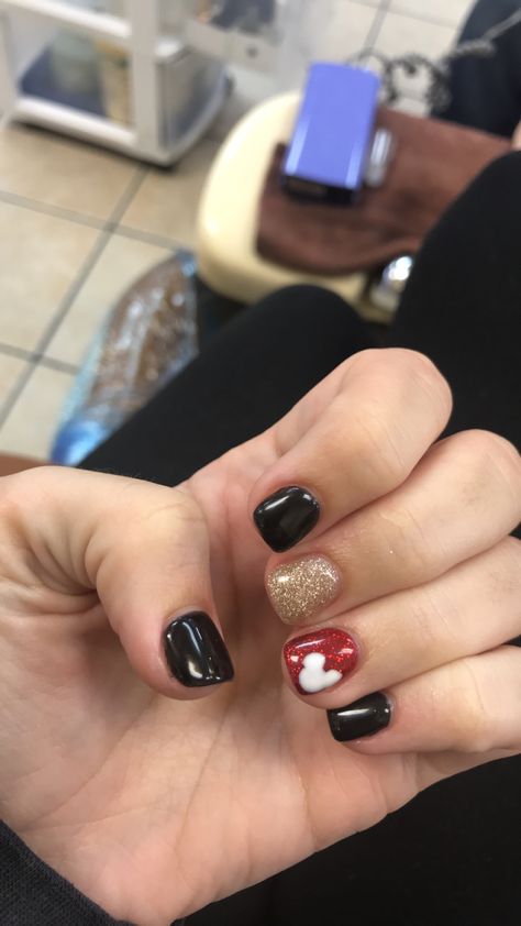 Disney Nail Color Ideas, Gray Disney Nails, Disney Nails By Skin Tone Range, Disney Nails Black And White, Disney And Universal Nails, Disney Dip Nails, Disney Short Nails, Disney Winter Nails, Disney Nails Christmas