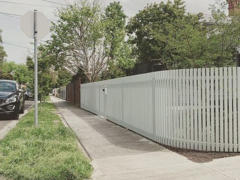 California Bungalow Fence, White Aluminum Fence, Curved Fence Ideas, Front Yard Gates And Fences, Concrete Fence Design, Front Fence And Gate, Modern Front Fence, Front Fence Ideas Australia, Batten Fence