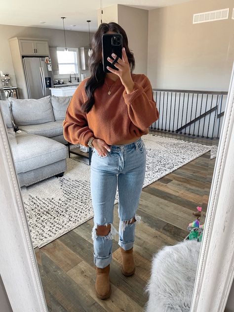 Winter Boots Outfits Casual, Mini Boots Outfit, Straight Leg Jeans Outfit, Sweater And Jeans Outfit, Straight Leg Jeans Outfits, Winter Boots Outfits, Casual Fall Outfit, Ripped Jeans Outfit, Boots Outfits