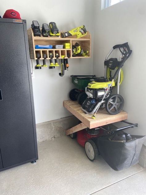 Officine In Garage, Easy Garage Storage, Diy Garage Organization, Garage Storage Inspiration, Garage Organization Tips, Doors Diy, Garage Organisation, Storage Shed Organization, Garage Workshop Organization