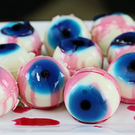 Vodka Eyeball Jello Shots Eyeball Jello Shots, Eyeball Jello, Halloween Jello Shots, Halloween Jello, Creepy Halloween Food, Recetas Halloween, Jelly Shots, Jell O Shots, Malibu Rum