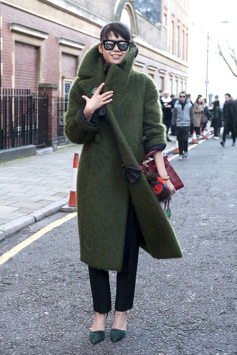 street style // mirrored sunglasses, oversized green coat, cropped black jeans and suede green pumps Pijamas Women, London Fashion Weeks, Walking Down The Street, Moda Chic, Cooler Look, Looks Street Style, Wear Green, Green Coat, Fashion Week Street Style