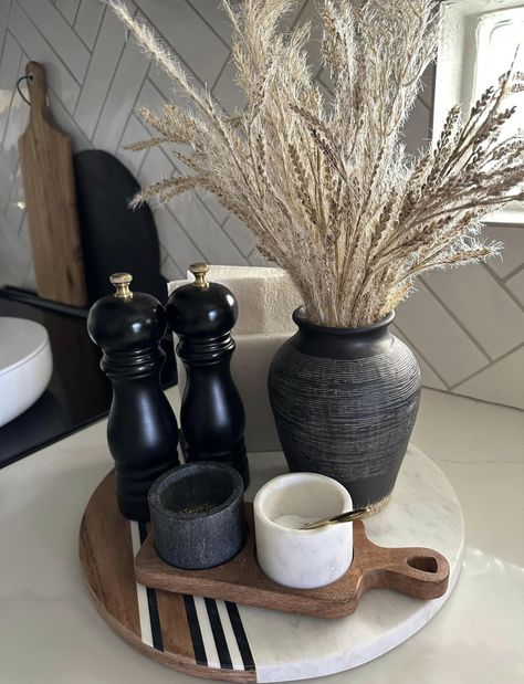 Black Accent Kitchen Decor, Male Kitchen Decor, Kitchen Center Island Decor Ideas, Neutral Kitchen With Black Accents, Black And Wood Kitchen Decor, Black And Neutral Kitchen, Black Kitchen Table Decor, Dinning Tabletop Decor, Black And Cream Kitchen