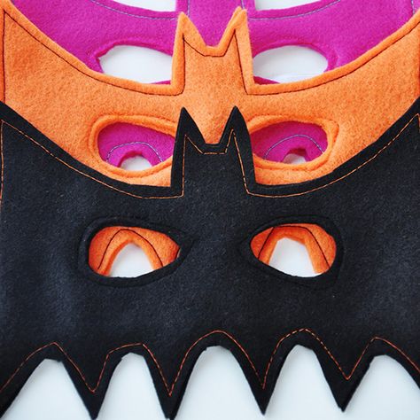 Learn how to make a bat face mask with this great “how to” tutorial from Living With Punks! This is perfect for Halloween costumes, dress up and play dates! This bat mask tutorial is easy enough for a beginner! Let’s get started: Materials 1/4 yard felt. I try to use wool felt, but you can use Diy Halloween Masks, Bat Mask, Mascaras Halloween, Felt Mask, Diy Gifts For Kids, Easy Diy Halloween, Fantasias Halloween, Diy Mask, Favorite Hobby