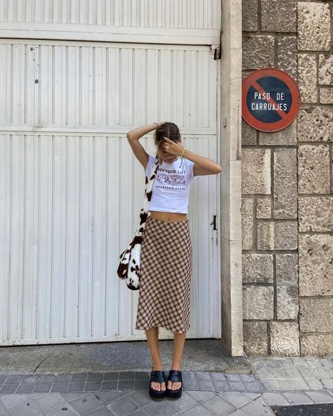 Japan Fashion Summer, Midi Skirt Outfit Aesthetic, Gingham Skirt Outfit, Bangkok Outfit, Midi Skirt Outfits Summer, Midi Skirt Y2k, Rok Midi, Skirt Outfits Aesthetic, Gingham Outfit