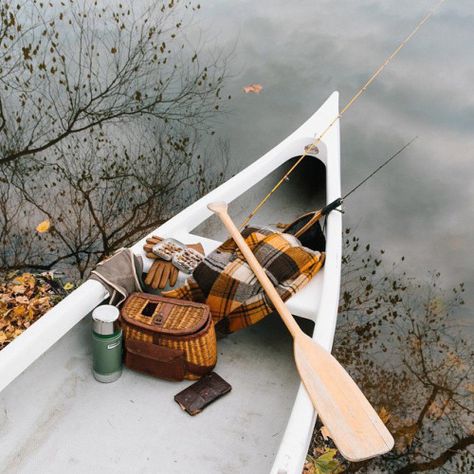 pansexualrevolutionary: Follow for more beautiful things! Picnic Fall, Autumn Picnic, Season Decor, Diy Halloween Decor, Best Seasons, Jolie Photo, Autumn Aesthetic, Paddles, Slow Living