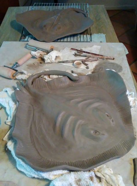 Stingray Clay Sculpture, Ceramic Stingray, Stingray Ceramic, Coil Building Ceramics, Clay Stingray, Stingray Sculpture, Animal Sculptures Clay, Ocean Sculpture, Hantverk Diy