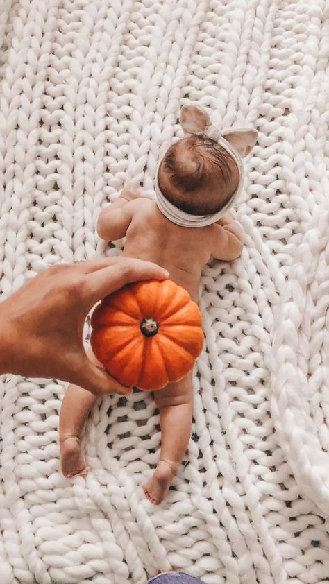 Pumpkin Baby Photoshoot, Halloween Baby Pictures, Fall Baby Photos, Baby Holiday Photos, Fall Baby Pictures, Photo Bb, Autumn Photoshoot, Baby Milestones Pictures, Baby Pumpkin