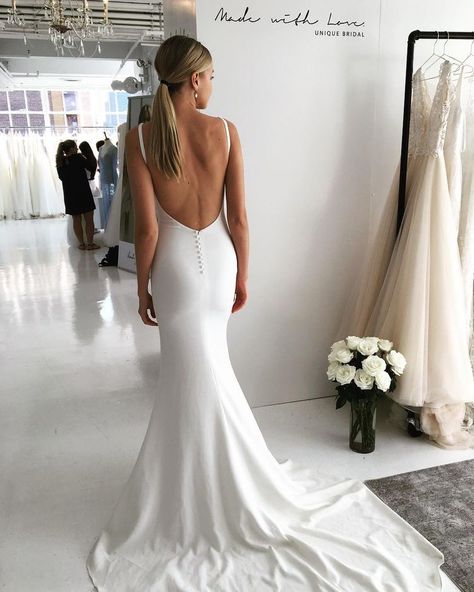 Clean Fitted Wedding Dress, Plain Wedding Dress, Minimal Wedding Dress, Look Festival, Stylish Wedding Dresses, Santorini Wedding, Blue Bridal, Fitted Wedding Dress, Classy Wedding