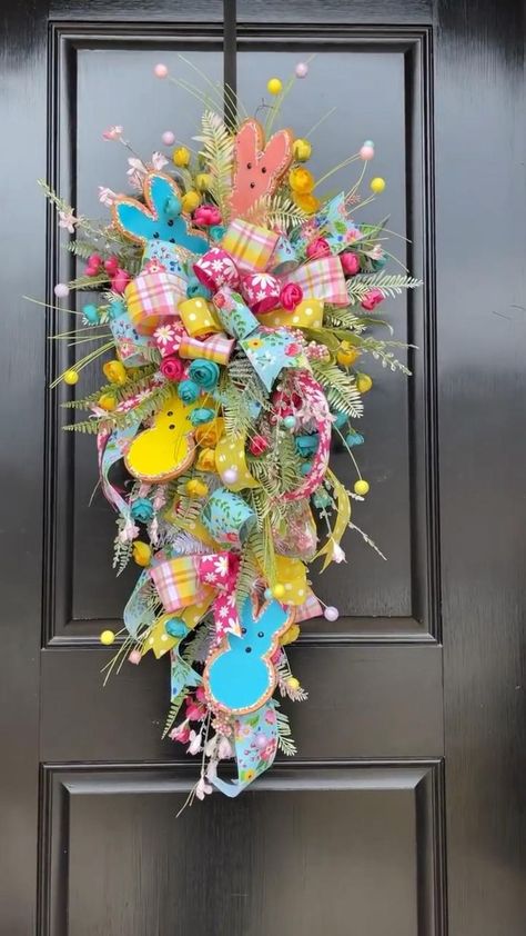 Swag Wreaths, Easter Swags, Creative Wreaths, Easter Wreath Diy, Easter Spring Wreath, Easter Door Hanger, Wreath Project, Easter Craft Decorations, Deco Wreaths