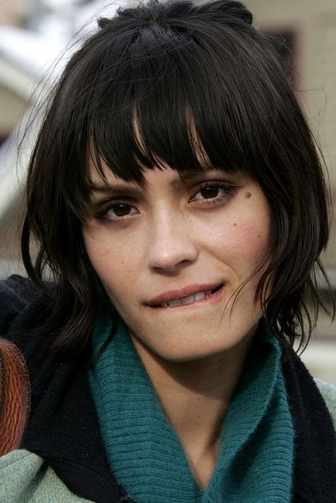 Shannyn Sossamon, lip bite Shannyn Sossamon, Yael Shelbia, Kathleen Hanna, Tomboy Stil, Face References, Charlotte Gainsbourg, Game Face, Wavy Bobs, Hair Brained