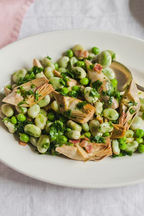 Great Italian Chefs Recipes, Spring Beans Recipe, Roman Recipes, Broad Bean Recipes, Yummy Vegetables, Baked Artichoke, Roman Food, Broad Beans, Cold Lunches