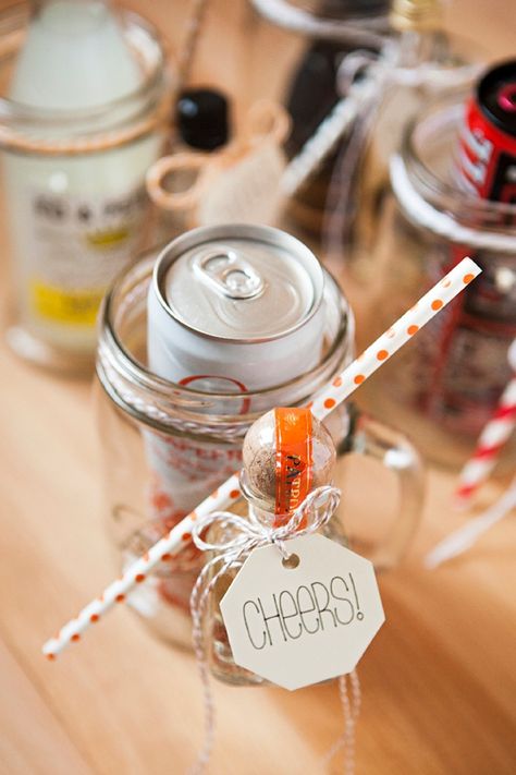 How to make your own mason jar cocktail gifts, best gifts ever! Jar Cocktail Gifts, Mason Jar Cocktail Gifts, Liquor Bouquet, Christmas Jar Gifts, Mason Jar Cocktails, Cocktail Gift Set, Mason Jar Gifts Diy, Christmas Mason Jars Diy, Mason Jar Drinks