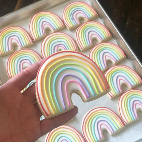 Easy Rainbow Cookies, Pastel Birthday Cookies, Pastel Sugar Cookies, Rainbow Sugar Cookies Royal Icing, Simple Decorated Cookies, Cookie Icing Ideas, Sugar Cookie Inspiration, Easy Royal Icing Cookies Design, Cookie Ideas Decorated