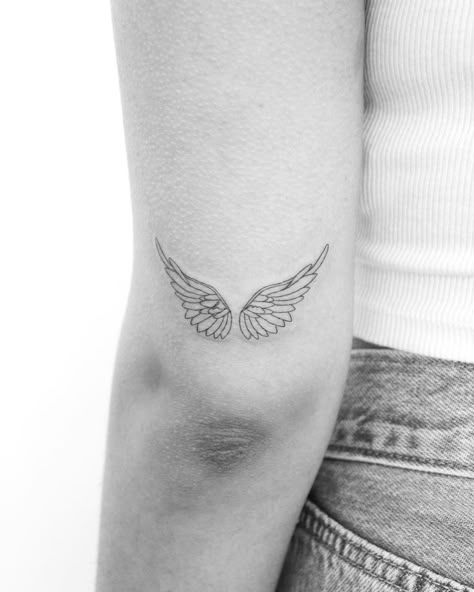 Angel Wing Wrist Tattoo, Angle Wing Tattoos, Angel Wing Tattoo, Wing Tattoos On Back, Alas Tattoo, Petit Tattoo, Wing Tattoo Designs, Small Pretty Tattoos, Petite Tattoos