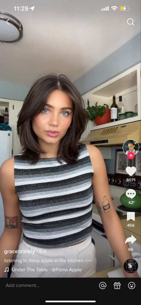 90s Lob Haircut Brunette, Bob Unstyled, Short Layered Brunette Hair, Short Hair Fall 2024, The Rachel Haircut 2022, Short Hair Cuts For Thinner Hair, The Rachel Haircut Short, Layer Haircut For Short Hair, 90s Shoulder Length Hairstyles