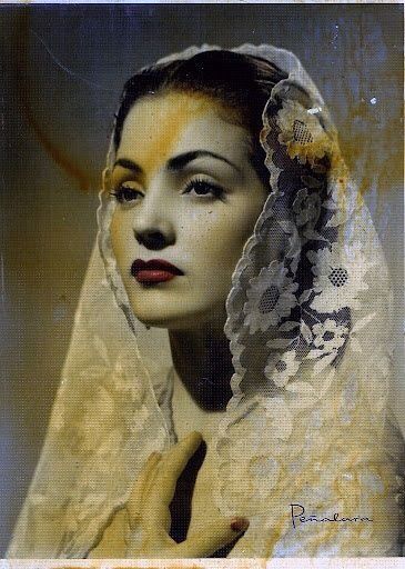 Latina Aesthetic, Mexican Culture Art, Mantilla Veil, Spanish Woman, Chapel Veil, Mexican Women, Mexican Wedding, Photo Vintage, Mexican Culture