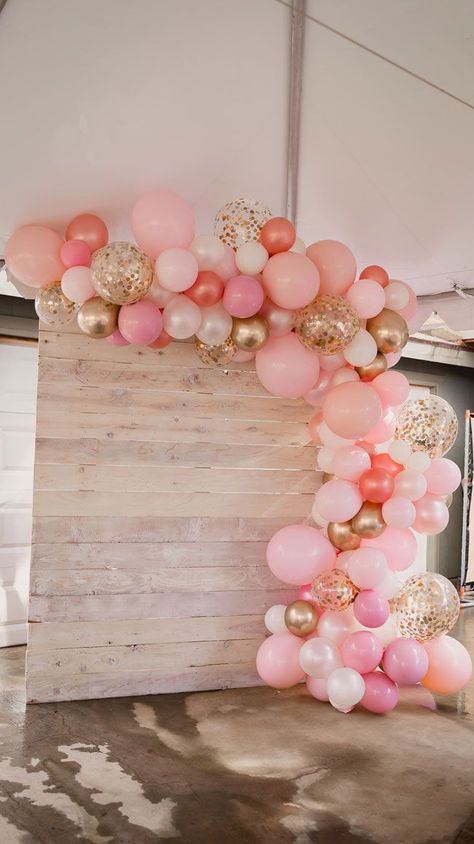 Pretty In Pink Baby Shower, Sweet 16 Party Themes, Pink Gold Baby Shower, Girl Shower Themes, Idee Babyshower, Girl Baby Shower Decorations, Bee Baby, Gold Baby Showers