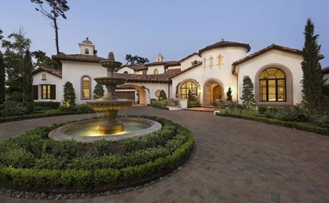 Mediterranean Exterior Design, Style Toscan, Circle Driveway, Modern Driveway, Spanish Interior, Mediterranean Exterior, Mediterranean Mansion, Tuscan Style Homes, Mansion Exterior