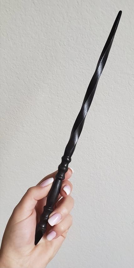 Wand Claims Shifting, Hogwarts Wand, Gryffindor Aesthetics, Hp Wands, Handmade Wands, Harry Potter Broom, Remus And Tonks, Easy Dragon Drawings, Hogwarts Party