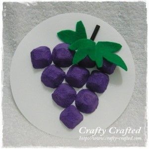 Egg Carton Grapes- grapes of wrath book. Or numbers make dif. green tops with a number. Child adds that many purple grapes to paper plate Fruit Of The Spirit Craft, Egg Carton Art, Craft Kindergarten, Fruit Crafts, Egg Carton Crafts, Crafts From Recycled Materials, Autumn Crafts, Egg Carton, Letter A Crafts