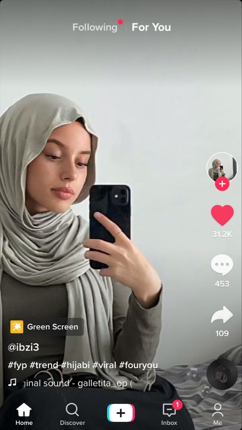 Jersey Hijab Styles Aesthetic, Jersey Hijab Style Tutorials, Jersey Hijab Tutorial, Hijab With A Beanie, Hijabi Wearing Headphones, Hijabi With Beanie, Hijab Styles Jersey, Jersey Scarf Hijab Styles, Hoodie Hairstyles