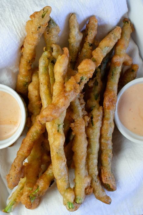 Beer-Battered Asparagus is deep-fried to golden perfection! This appetizer is a sure party hit: crunchy and delicious with a campfire dipping sauce! Beer Batter Fish, Roasted Broccoli And Carrots, Fried Asparagus, Cranberry Jello Salad, Recipes For Game Day, Bbq Chips, Garlic Roasted Broccoli, Baked Chicken With Mayo, Asparagus Seasoning