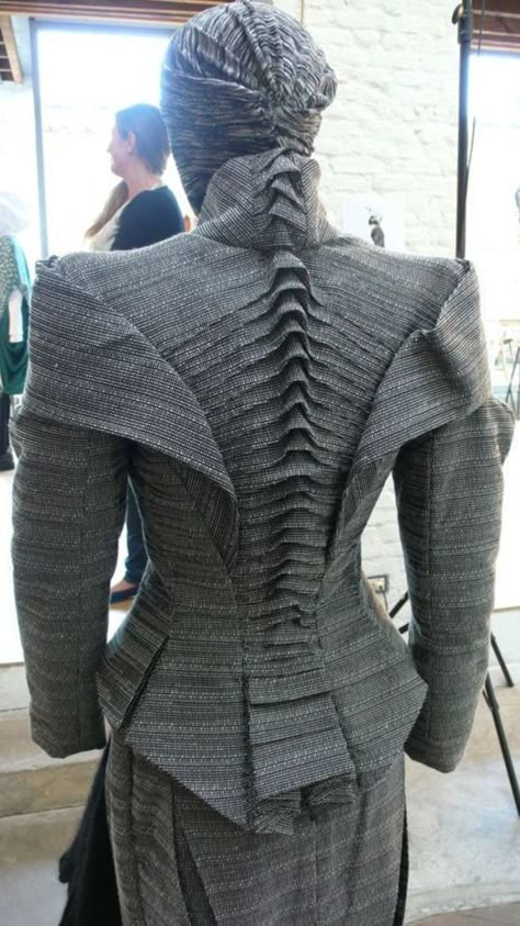 Spine Dress, Origami Fashion, Sculptural Fashion, Structured Fabric, Mode Tips, Structured Jacket, Moncler Jacket, Joy Division, Futuristic Fashion