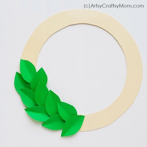 Wreath Out Of Paper, Olympic Wreath Craft, Paper Holly Wreath, Construction Paper Wreath, Wreath Template Free Printable, Wreath Crafts For Kids, Diy Paper Wreath, Cubical Ideas, Preschool Olympics