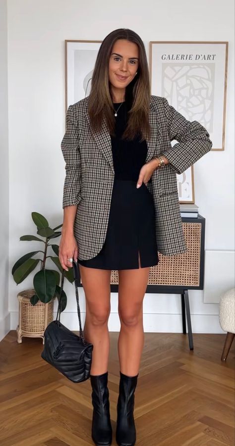 Black Mini Skirt Outfit Winter, Mini Skirt Fall Outfit, Mini Skirt Outfit Winter, Winter Mini Skirts, A Line Skirt Outfits, Black Mini Skirt Outfit, Skirt Outfits Fall, Winter Skirt Outfit, Casual Outfit Inspiration