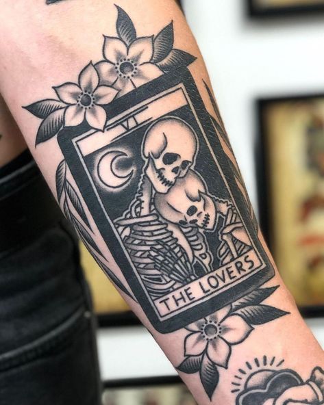 𝕿𝖗𝖆𝖉𝖎𝖙𝖎𝖔𝖓𝖆𝖑 𝖙𝖆𝖙𝖙𝖔𝖔 on Instagram: “Tattoo by: @giuseppe.messina . . .…” Traditional Tarot Cards, Written On The Body, Trad Tattoos, Tarot Card Tattoo, Tarot Tattoo, Framed Tattoo, Tattoos Traditional, The Lovers Tarot Card, American Traditional Tattoos