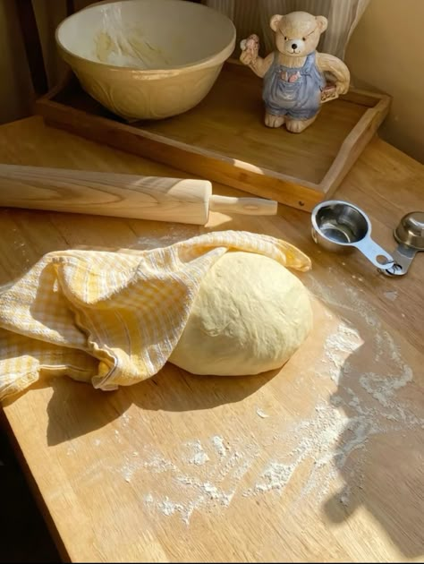 Cooking From Scratch Aesthetic, Bread Baking Aesthetic, Homemade Bread Aesthetic, Bread Making Aesthetic, Baking Bread Aesthetic, Homemaker Aesthetic, Baking Aesthetic, Farm Lifestyle, Think Food