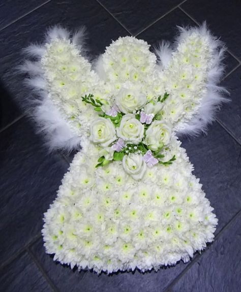 Angel Flower Arrangements, Angel Wings Flower, Dollar Tree Diy Christmas, Animal Flower Arrangements, Diy Christmas Wreaths Ideas, Christmas Wreaths Ideas, Diy Christmas Wreaths, Flowers For Mom, Christmas Wreaths Diy Easy