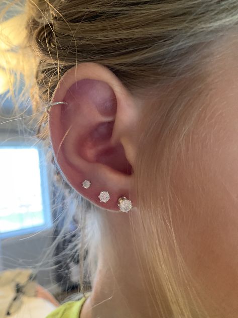 3 Hole Ear Piercing Ideas, Four Ear Piercings Lobe, Triple Lobe, Triple Ear Piercing, 3 Ear Piercings, Three Ear Piercings, Upper Ear Piercing, Stretched Ear Lobes, Ear Piercings Chart