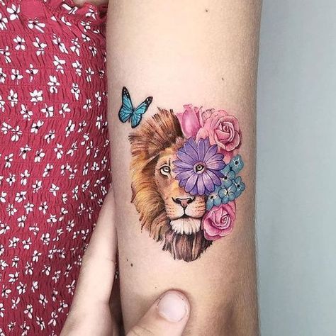 Metamorfosis de un león - Tatuajes para Mujeres. Encuentra esta muchas ideas mas de Tattoos. Miles de imágenes y fotos día a día. Seguinos en Facebook.com/TatuajesParaMujeres! Leones Tattoo, Small Lion Tattoo For Women, Kozo Tattoo, Colorful Lion Tattoo, Lion With Flowers, Lion Hand Tattoo, Small Lion Tattoo, Animal Tattoos For Women, Leo Tattoos