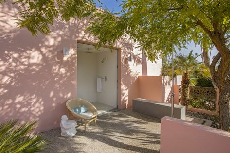 A Pastel Pink Midcentury in Palm Springs Hits the Market at $2.9M - Dwell Pastel Photo, California Home Design, Palm Springs Home, Modern Outdoor Spaces, House Beautiful Magazine, Organic Structure, Horizontal Fence, Wood Screens, Fence Landscaping