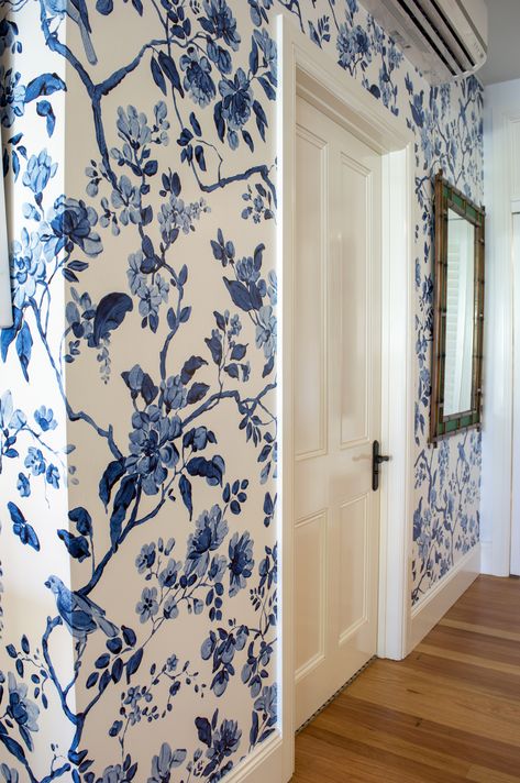 Light Blue Chinoiserie Wallpaper, Blue And White Wallpaper In Kitchen, Blue White Wallpaper Bedroom, Wallpaper Bedroom Blue And White, Chinisorie Wallpaper, Chinoiserie Blue And White Wallpaper, Blue And White Wallpaper Kitchen, Blue And White Vintage Wallpaper, Victorian Blue Wallpaper