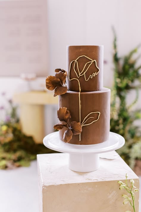 2023 Modern Love Event Contemporary Cakes Designs, Brown Cake Decoration, Brown Cake Design, Mocha Brown Aesthetic, Brown Birthday Cake, Brown Wedding Cake, 2025 Pantone, Brown Wedding Cakes, Cake Workshop