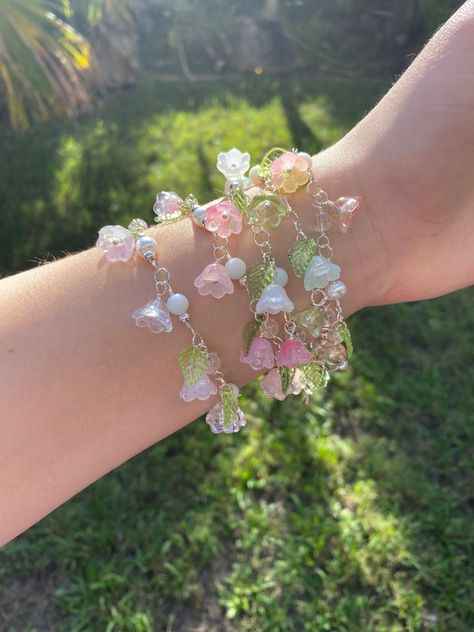 Glass Flower Bracelet - Etsy Making Cute Bracelets, Cute Glass Bead Bracelets, Nature Inspired Bracelets, Glass Beaded Bracelets Aesthetic, Cute Chain Bracelets, Flower Themed Gifts, Aesthetic Bracelet Pictures, Glass Beaded Jewelry, Bracelet Patterns Glass Beads