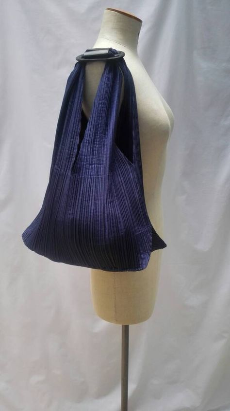 ISSEY MIYAKE vintage dark blue pleated handbag / shoulder bag with black leather handle Issey Miyake Accessories, Issey Miyake Aesthetic, Prada Archive, Issey Miyake Vintage, Issey Miyake Bag, Vintage Issey Miyake, Pleated Bag, French Girl Aesthetic, Japanese Fashion Designers