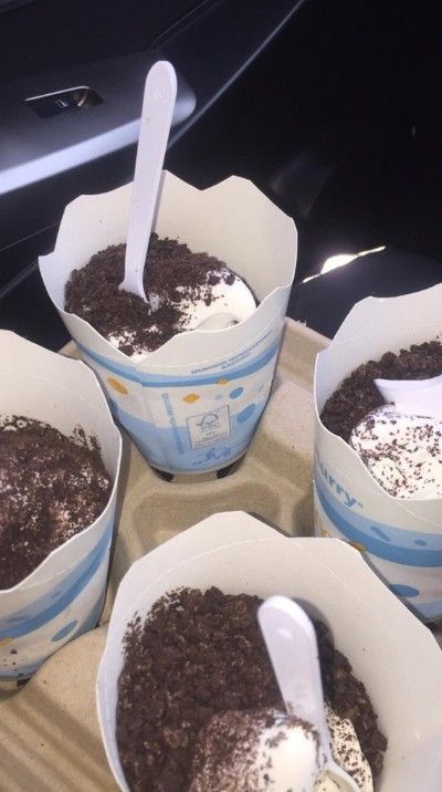 Ice cream oreoo mcflurry Food Stations, Delicacy Food, Yummy Comfort Food, Food Drinks Dessert, Snap Food, Food Is Fuel, Instagram Food, Food Snapchat, Food Obsession