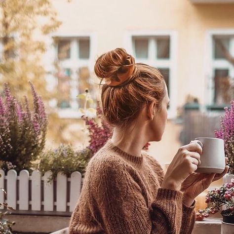 Mary-Ann Weber on Instagram: "Ein Tag im Herbst...
.
.
.
.
.
.
.
#mood #moodygram #colorlove #autumn #autumnmood #balkon #balkonliebe #solebich #myhappyplace #berlin #thehappynow #poetryofsimplethings #lieblingsbalkonien #october #altbau #altbauliebe #fotomaedchenpresets"