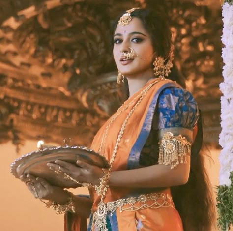 Devsena Look, Ponniyin Selvan, Devi Maa, Medieval Era, Bridal Anklet, Bengali Bridal Makeup, Indian Actors, Anushka Shetty, Wedding Photoshoot Poses