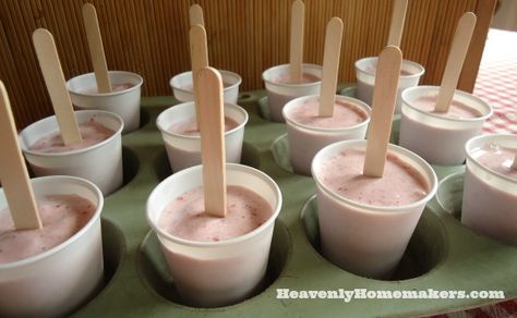 Strawberry Creamsicles in Muffin Tins Strawberry Creamsicle, Paleo Ice Cream, Strawberry Popsicles, Frozen Snack, Frozen Strawberries, Summer Treats, Frozen Desserts, Frozen Treats, Strawberries And Cream