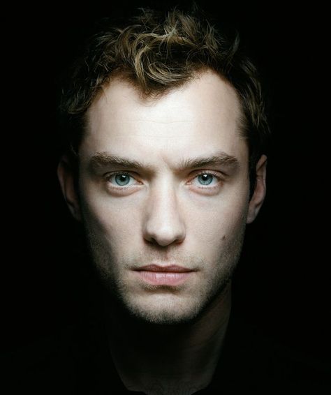 Jude Law Annie Leibovitz Photos, Low Key Portraits, Annie Leibovitz Photography, Actor Headshots, Portrait Lighting, Annie Leibovitz, Jude Law, Celebrity Portraits, Foto Art