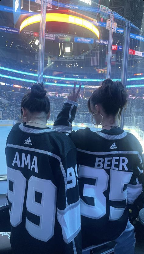 Hockey Game Outfit, Hockey Outfits, Hockey Wife, Hockey Girlfriend, Les Pogues, Playing For Keeps, Hockey Girl, Hockey Girls, Sports Romance