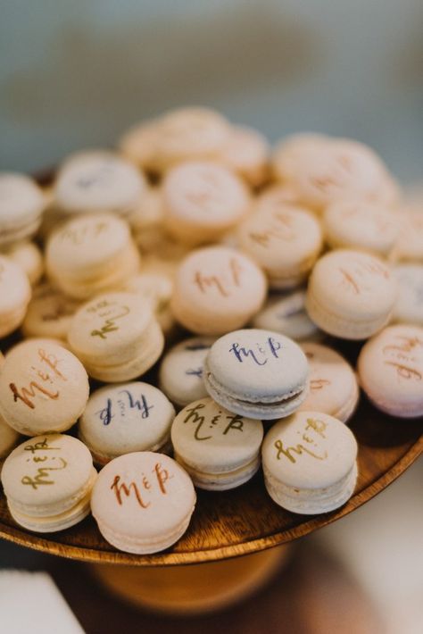 Personalized Macarons, Macarons Wedding, Macaroons Wedding, Dessert Table Wedding, Macaroon Cake, Wedding Macarons, Dresses Photography, Wedding Food Drink, Edible Favors